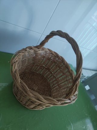 Cesta de mimbre con asa