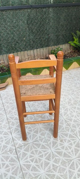 Trona infantil de madera maciza.