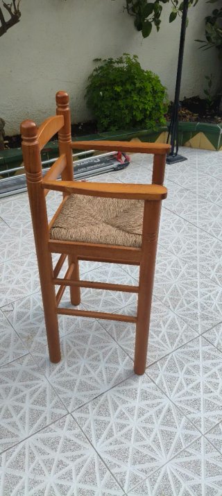 Trona infantil de madera maciza.