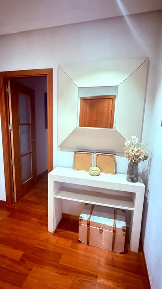 Consola y espejo pintado en blanco