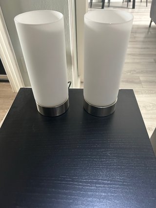 Lámparas táctiles plateadas y blancas