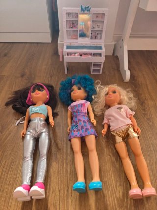 Lote juguetes Barbie,Nancy,Enchantimals,pinipon..