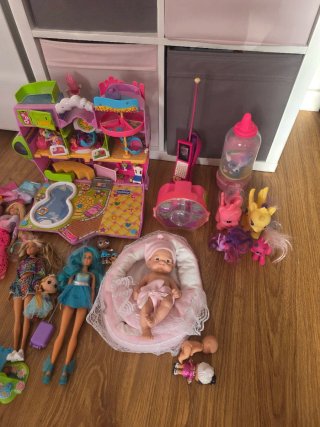 Lote juguetes Barbie,Nancy,Enchantimals,pinipon..