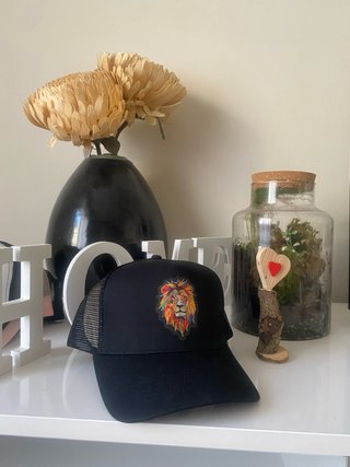 Gorra Negra con Estampado de León