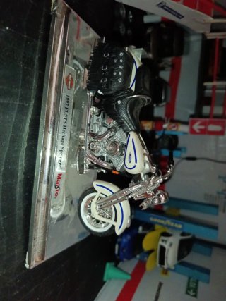 Moto a escala 1997 Harley-Davidson FLSTS