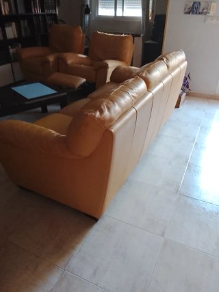 Sillones de cuero marrones..en total son 3