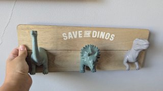 Colgador de pared con dinosaurios