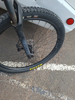 Bicicleta Eléctrica Cannondale de Carbono