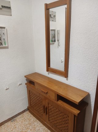 Zapatero de madera con espejo
