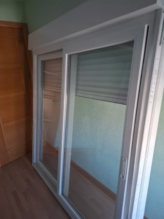 Ventana de PVC Kömmerling con Persiana, corredera.