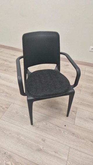 Silla Negra con Reposabrazos Apilable