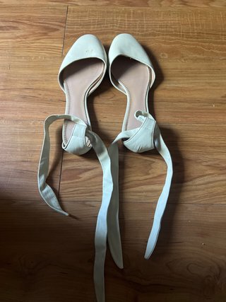 Sandalias planas usadas Zara beige atadas