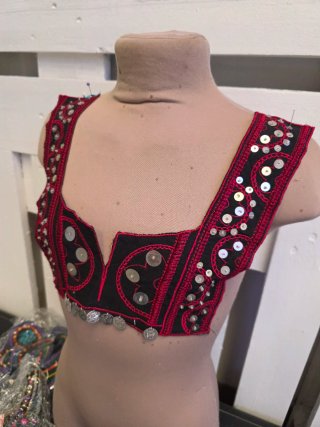 Cuello  bordado rojo y negro