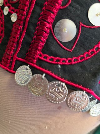 Cuello  bordado rojo y negro