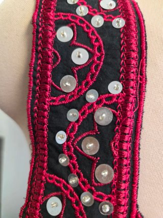 Cuello  bordado rojo y negro