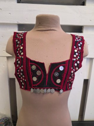 Cuello  bordado rojo y negro