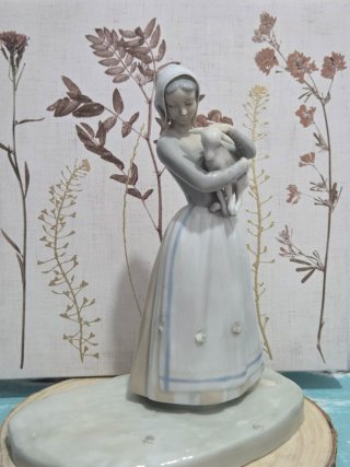 Figura de Lladró :Pastorcilla con cordero