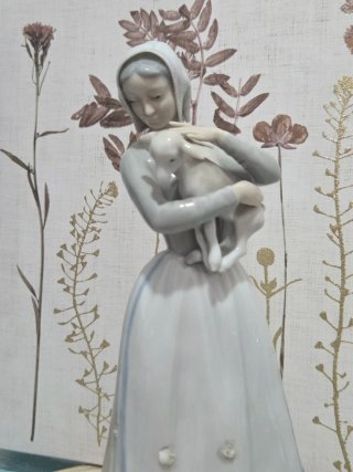 Figura de Lladró :Pastorcilla con cordero