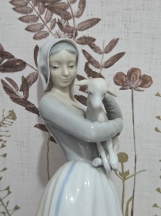 Figura de Lladró :Pastorcilla con cordero