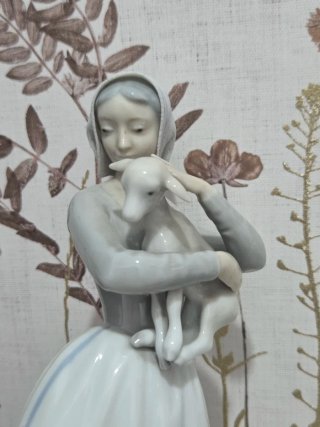 Figura de Lladró :Pastorcilla con cordero