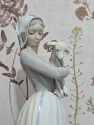 Figura de Lladró :Pastorcilla con cordero