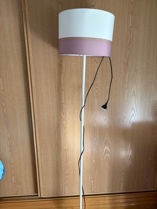 Lámpara de pie rosa y blanca