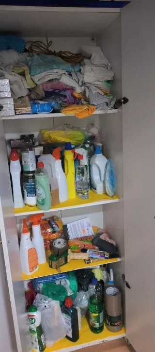 Armarios despensa blancos con estanterías