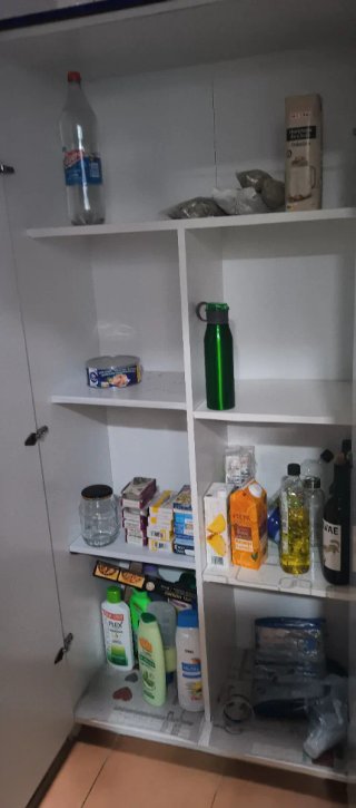 Armarios despensa blancos con estanterías