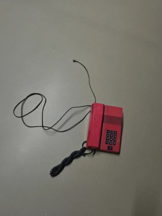 Teléfono fijo rojo clásico