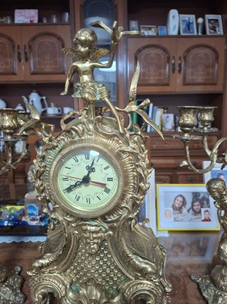 Reloj de sobremesa y candelabros dorados
