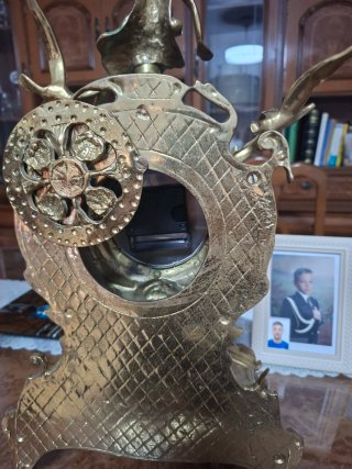 Reloj de sobremesa y candelabros dorados