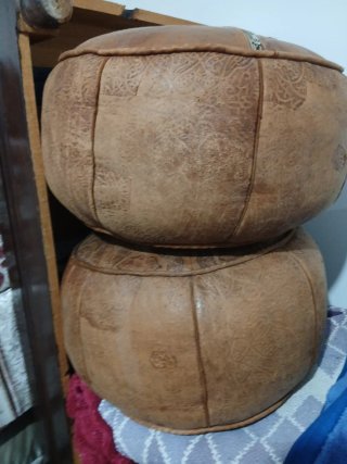 Puf de cuero marrón con diseño