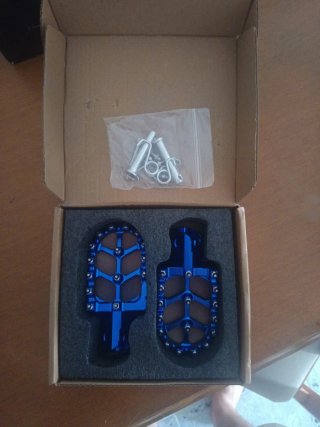 Estriberas moto azules reposapiés