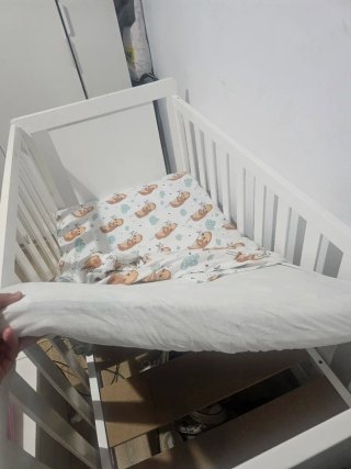 Cuna de bebé blanca con colchón
