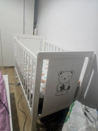 Cuna de bebé blanca con colchón