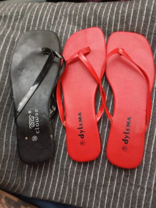 Chancletas Clowse Talla 36 Negras y Rojas
