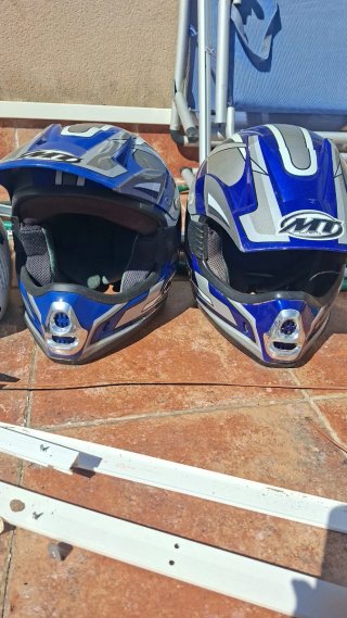 2 Cascos de Moto MT Helmets