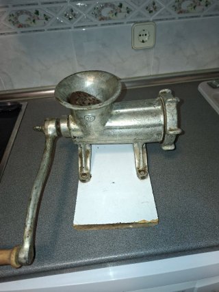 Máquina de picar carne antigua