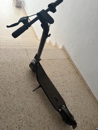 Patinete eléctrico gris