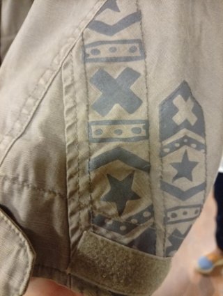 Chaqueta Beige con Estampado Gris