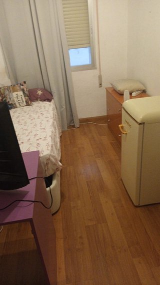 Se alquila habitación,