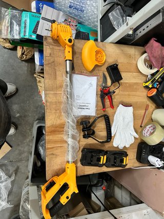 Desbrozadora a Batería 21V + Accesorios