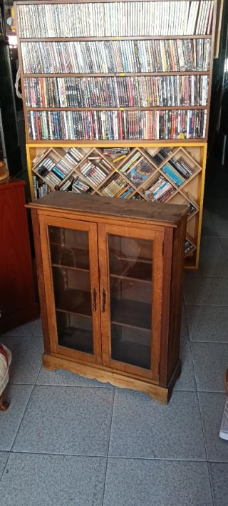 Vitrina de Madera con Puertas de Cristal