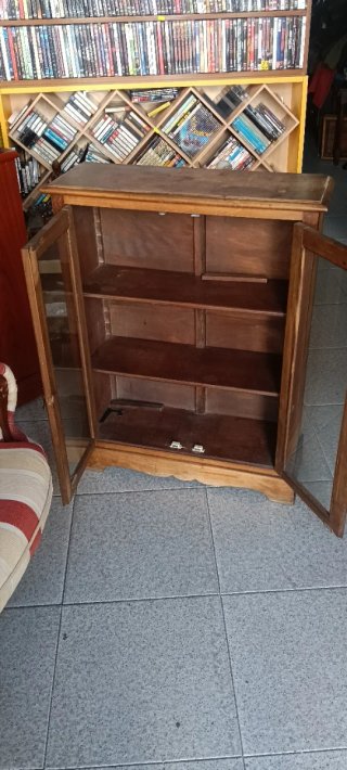 Vitrina de Madera con Puertas de Cristal