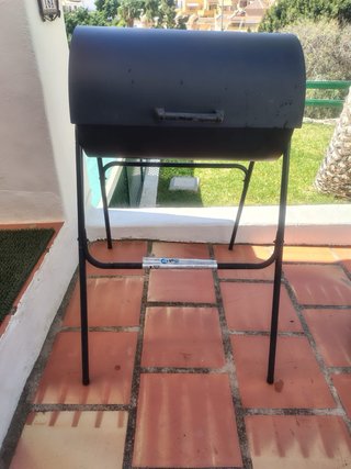 Barbacoa de carbón negra con funda
