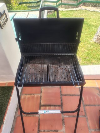 Barbacoa de carbón negra con funda