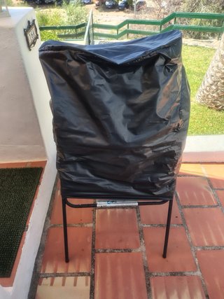 Barbacoa de carbón negra con funda