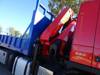 Volvo FM 330--CAMIONES CON GRUA