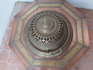 Brasero antiguo octogonal con tarima