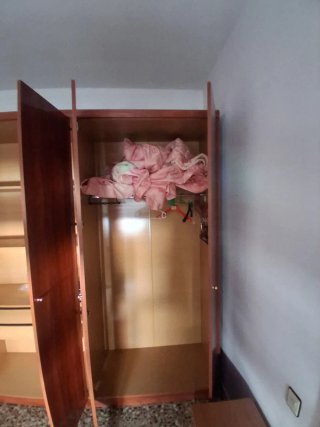 Armario de madera marrón con mesita de noche